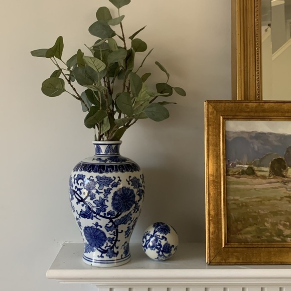 Chinoiserie Elegant Blue‎ and White Floral Accent Vase ceramic new home decor